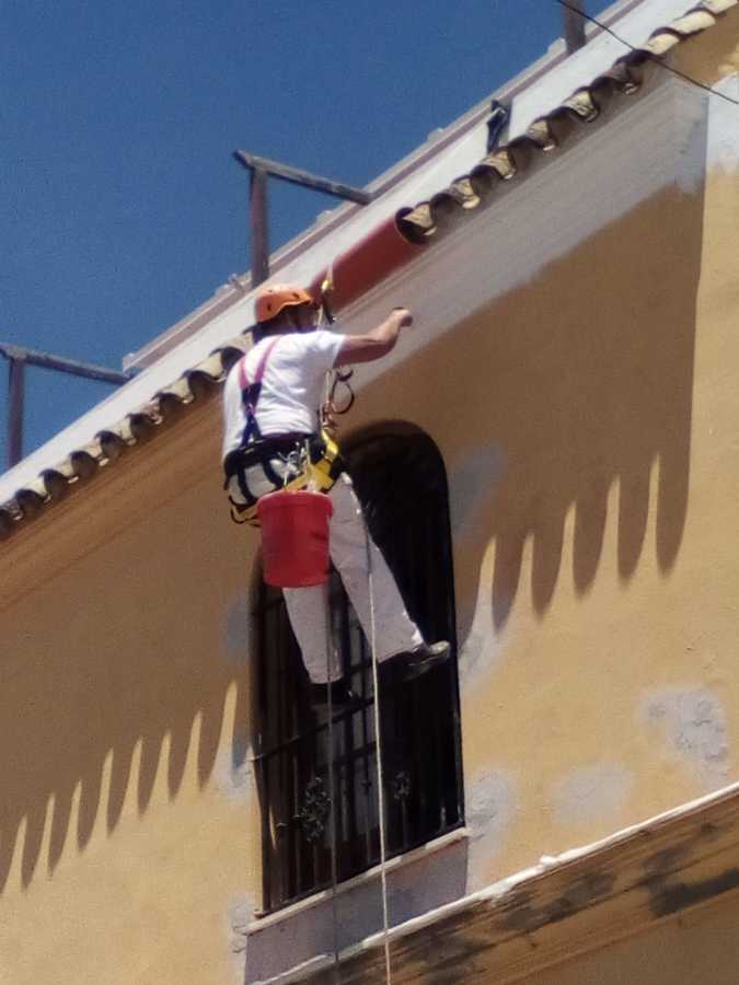 Trabajos verticales pintando fachada edificio mallorca